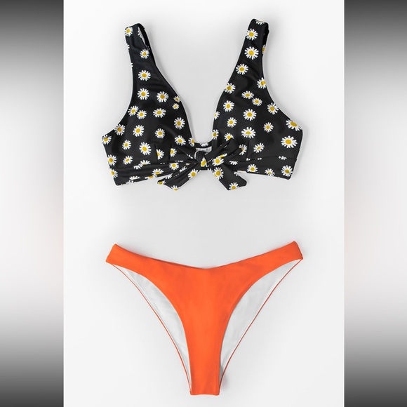 NEW Daisy Knotted V-Neck Bikini - Picture 2 of 6